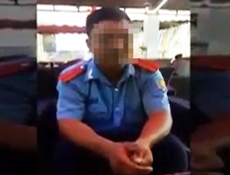 Người tên Tùng trong sắc phục ngành thanh tra giao thông. Ảnh cắt từ clip