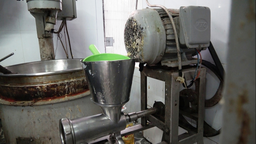 Máy làm bánh trung thu bám đầy chất bẩn.