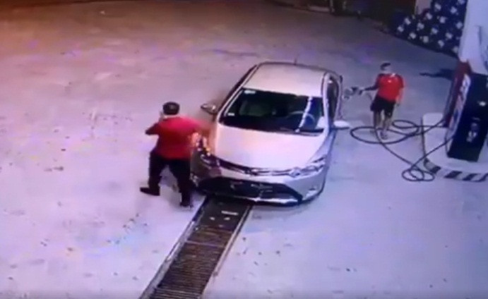 Hình ảnh cắt từ video tại trạm xăng Ngọc Hồi.