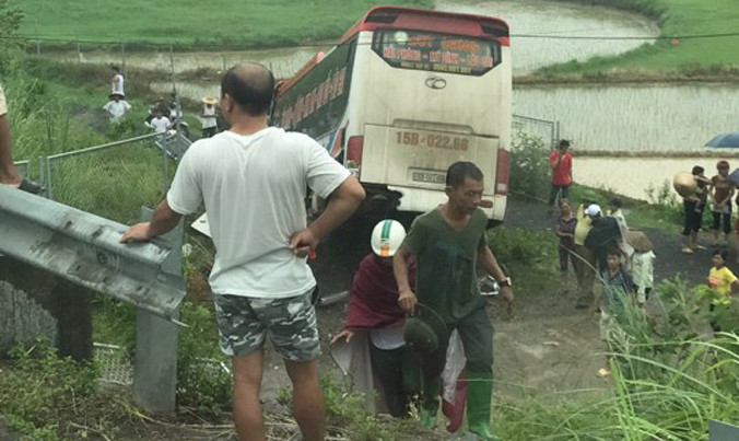 Hiện trường vụ tai nạn xe khách trưa 1/7. Ảnh: Độc giả cung cấp.