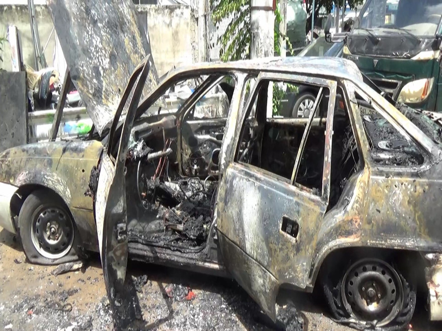 Chiếc xe bị cháy rụi.