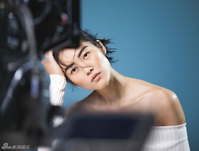 Mặc áo trễ nải khoe vai trần, trang điểm tự nhiên tông nâu, Lưu Văn lạnh lùng trước ống kính. Cô thực hiện bộ ảnh này để phục vụ công tác quảng bá phim. Từ trong hậu trường, không cần photoshop, người mẫu hàng đầu châu Á vẫn nổi bật.