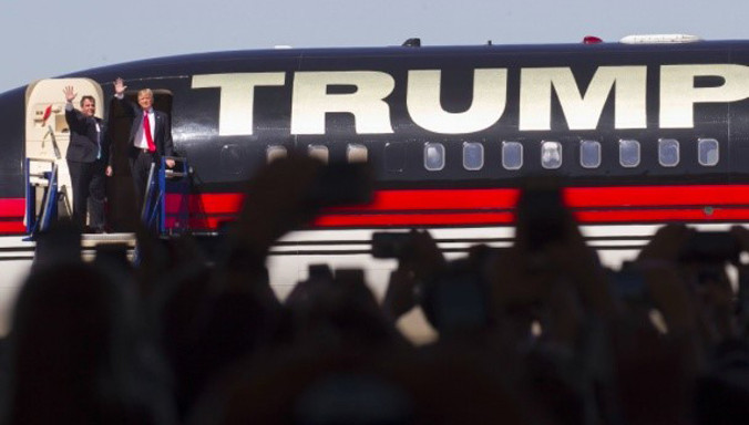 Thống đốc bang New Jersey, Chris Christie (trái) và ứng viên tổng thống đảng Cộng hòa Donald Trump bước ra từ chiếc máy bay tại sân bay ở bang Arkansas. Ảnh: Getty.