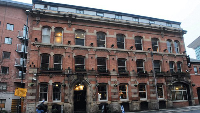 Rain bar- nơi diễn ra cuộc hội ngộ của cảnh sát Manchester và cũng là nơi cáo buộc xảy ra vụ "mây mưa" giữa hai cảnh sát.