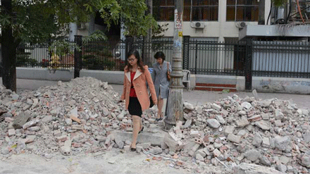 Cán bộ nhân viên hay người dân muốn vào trụ sở Chi cục Thuế Hạ Long thì phải vượt qua những đống phế liệu xây dựng như thế này.