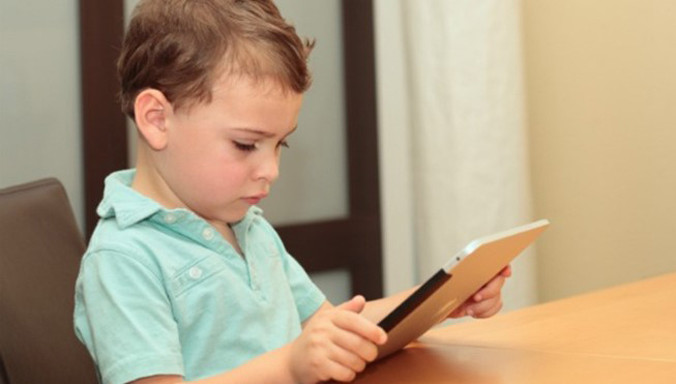 Đăng ảnh con cái trên Facebook có thể xâm phạm quyền riêng tư của chúng. Ảnh: Mashable.