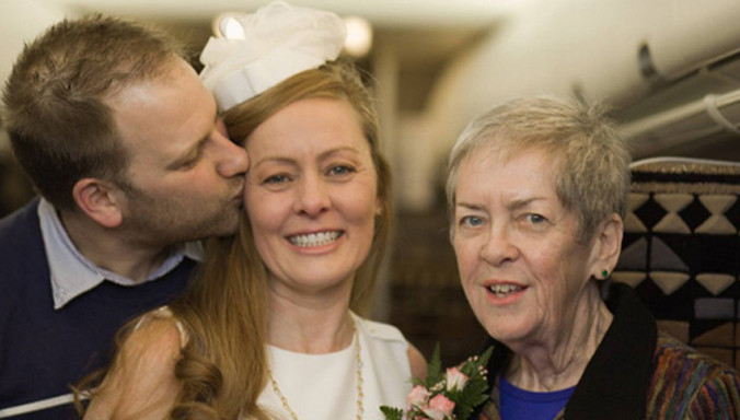 Kirsty cùng vị hôn phu (trái) và mẹ (phải) trong buổi hôn lễ đặc biệt. Ảnh: Christina Frees.