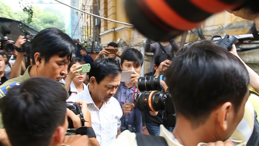 Ông Nguyễn Hữu Linh trong 'vòng vay' báo chí sáng 6/11. Ảnh: Tân Châu