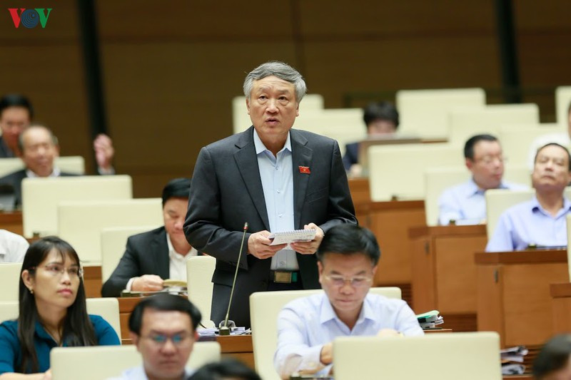 Chánh án TAND tối cao Nguyễn Hòa Bình thừa nhận có thẩm phán nghỉ việc vì áp lực tại nghị trường sáng nay 5/11.