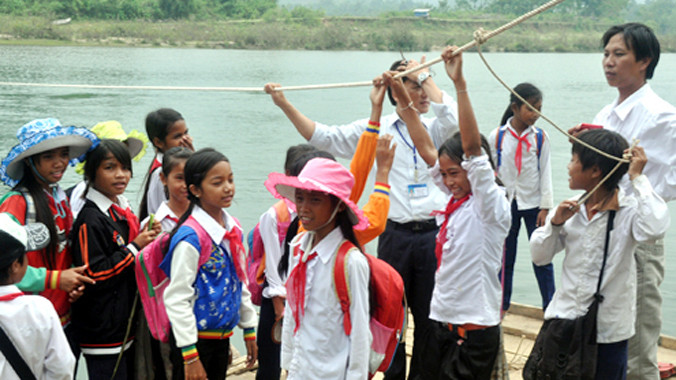 Thầy trò huyện vùng cao Sơn Ba đu dây, kéo bè qua sông đến trường. Ảnh: Trí Tín/ VnExpress