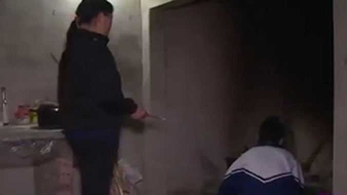 Em Phương Hà trở nên lầm lũi, không nói chuyện suốt mấy tháng qua khiến mẹ em lo lắng. Hình ảnh trong phóng sự của VTV.