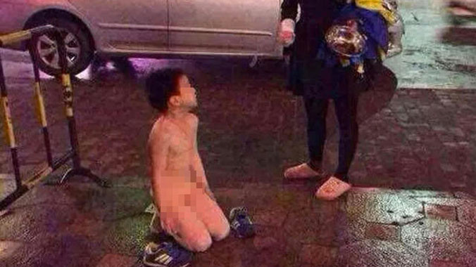 Bé trai bị mẹ lột đồ ngay giữa phố.