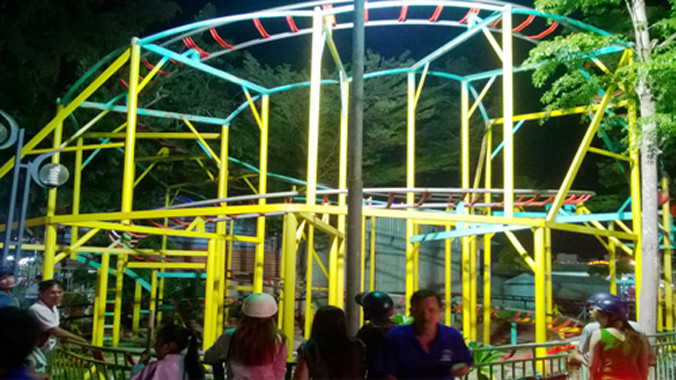 Khu vui chơi tàu lượn nơi 2 em Ánh và Branyn bị hất tung xuống đất.