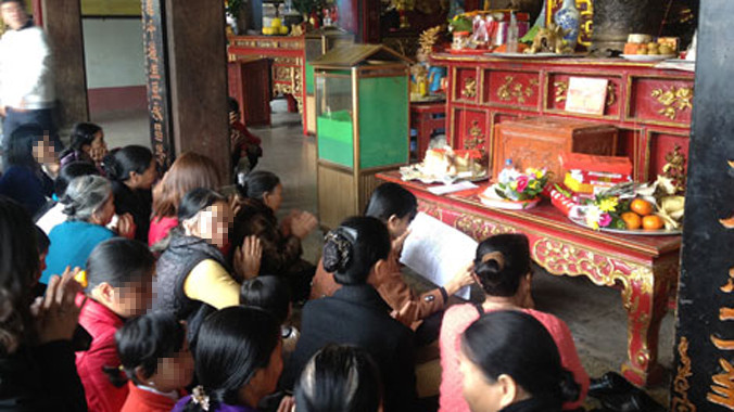 Thầy cúng khấn thuê tại ban Tam vị công đồng Đền Trần, Nam Định.