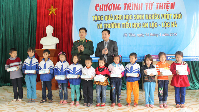 Thiếu tá Lê Quang Hòa, Trợ lý thanh niên Tập đoàn Viễn thông quân đội và Phó Bí thư thường trực Tỉnh Đoàn Hà Tĩnh Nguyễn Thế Hoàn trao quà động viên các em học sinh nghèo học giỏi. Ảnh. Nguyễn Minh.