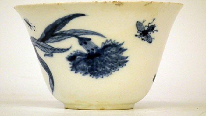 Người chủ đã mua chiếc chén với giá chưa đầy 100 bảng, nhưng cuối cùng đã thu về 44.400 bảng. Ông mua chiếc chén này chỉ vì nó nằm trong một khay đồ sứ cũ bán “đổ đống” với giá khá rẻ.