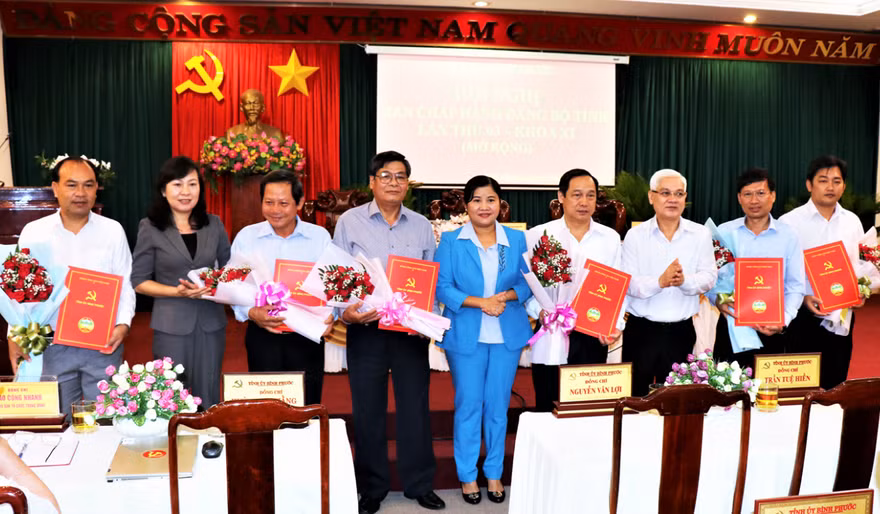 Bộ Chính trị, Ban Bí thư chuẩn y nhân sự mới
