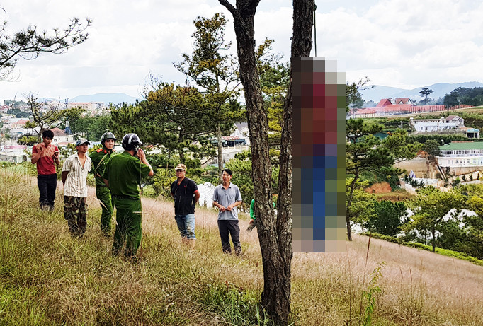 Cơ quan chức năng khám nghiệm hiện trường.