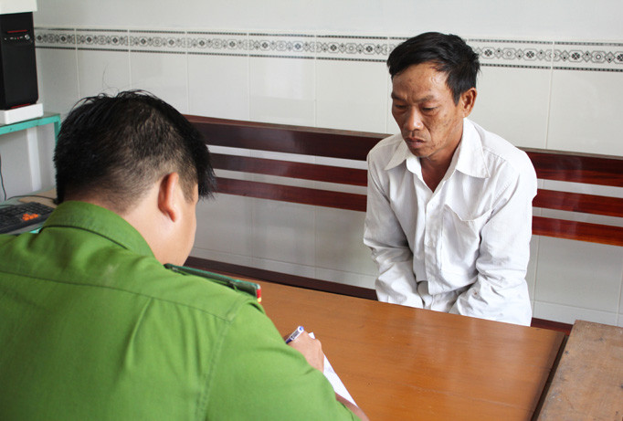 Đối tượng Nguyễn Văn Dự tại cơ quan công an.