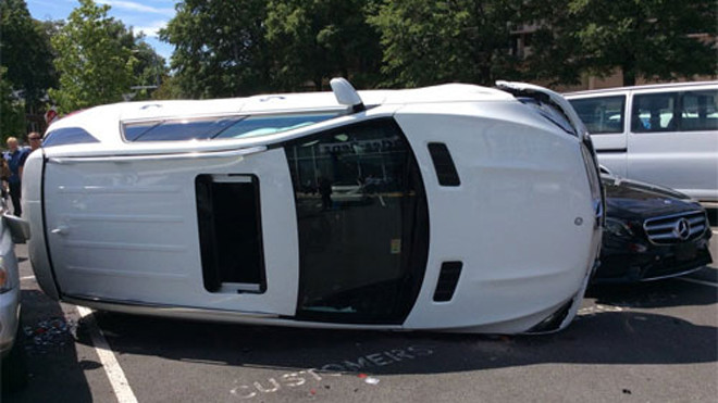 Chỉ 6 giây sau khi cầm vô-lăng, người phụ nữ đã gây ra tai nạn.