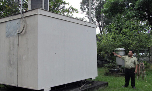 Một trạm quan trắc không khí bị hỏng ở TP HCM. Ảnh: NLĐ.