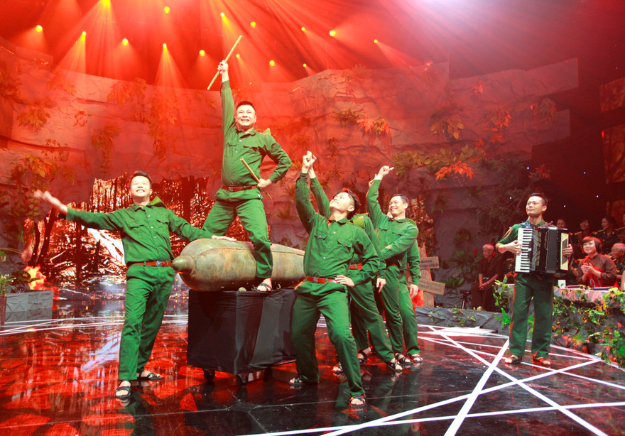 Tự Long hát chèo trong "Giai điệu tự hào" số tháng 5