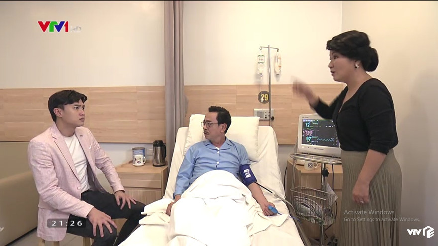 Ông Luật nhập viện cấp cứu, Vũ vội chạy về nhà