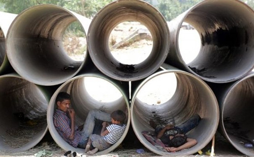 Nhiều người phải trú trong ống cống để tránh cái nóng gay gắt ở Ấn Độ (Nguồn: EPA).