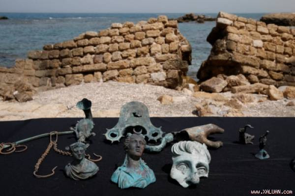 Một số vật dụng được tìm thấy trong con tàu.