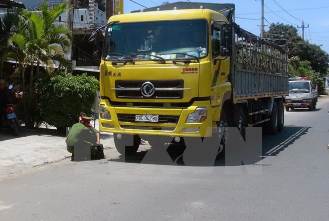Cơ quan chức năng điều tra nguyên nhân tai nạn. (Ảnh: Xuân Triệu/TTXVN) 