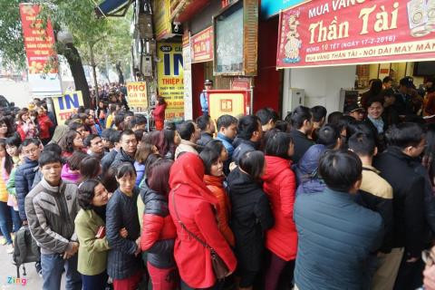 Theo Hiệp hội Kinh doanh vàng Việt Nam, lượng vàng trong dân hiện nay còn rất lớn, ước tính khoảng 500 tấn (ảnh chụp người dân chen nhau, xếp hàng vài giờ để mua vàng ngày vía Thần Tài-ảnh minh họa)