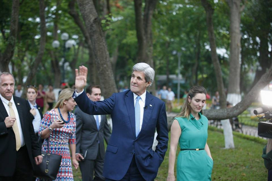 Ngoại trưởng Mỹ thư thái dạo bước ở Hồ Gươm