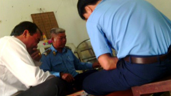 Hình ảnh cắt từ clip được cho là các vị cán bộ đánh bài ăn tiền vào ngày 30 Tết vừa qua.