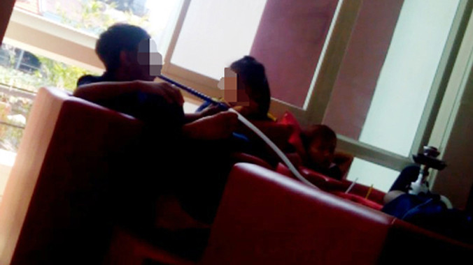 Năm học sinh lớp 6 tụ tập ở quán cà phê hút Shisha. Ảnh cắt từ clip.