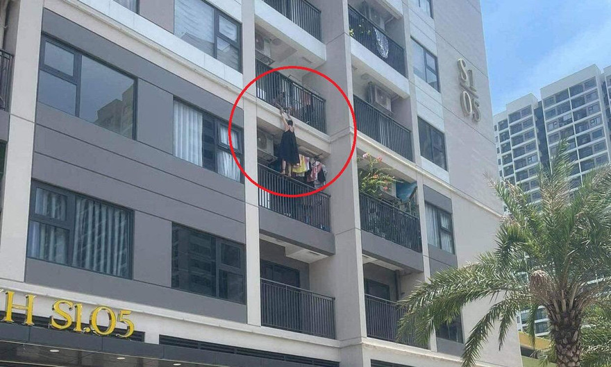 Hình ảnh người phụ nữ ở ngoài ban công. Ảnh: Đ.X.