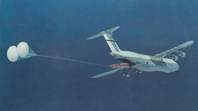 Tên lửa đạn đạo Minuteman I đang rời khoang hàng máy bay C-5 Galaxy. 