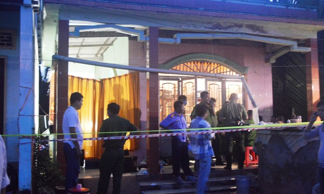 Đến 19h tối, công tác khám nghiệm hiện trường vẫn đang diễn ra. Ảnh Ngô Bình