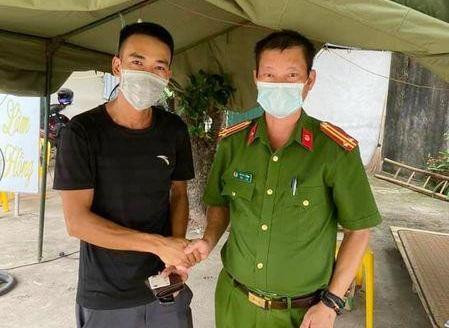 Trung tá công an trả lại trên 40 triệu cho lái xe đánh rơi ở chốt chống dịch
