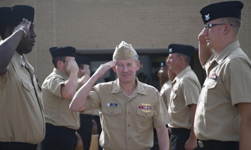 Ông Ted "Twig" Branch (giữa) là đối tượng bị điều tra tham nhũng. Ảnh: US Navy.