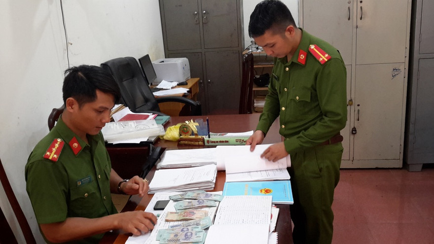 Công an kiểm tra tang vật vụ án