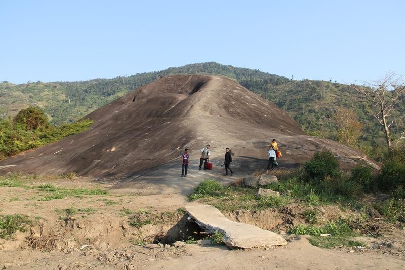 Chặn đường, thu tiền người dân vào tảng đá voi khổng lồ chụp ảnh
