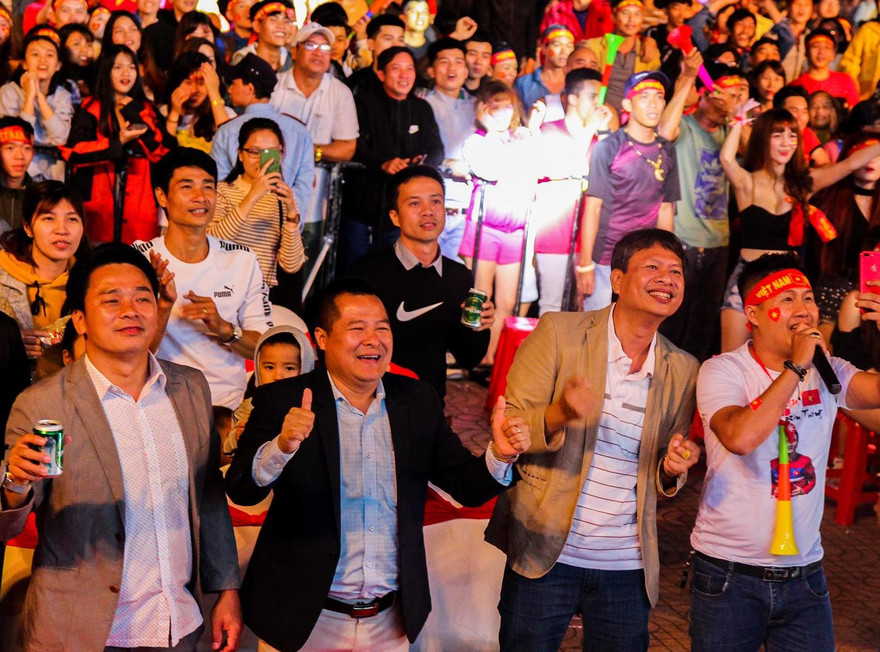 Người dân Buôn Ma Thuột cổ vũ cho đội tuyển Việt Nam Trong trận chung kết lượt đi AFF Cup 2018.