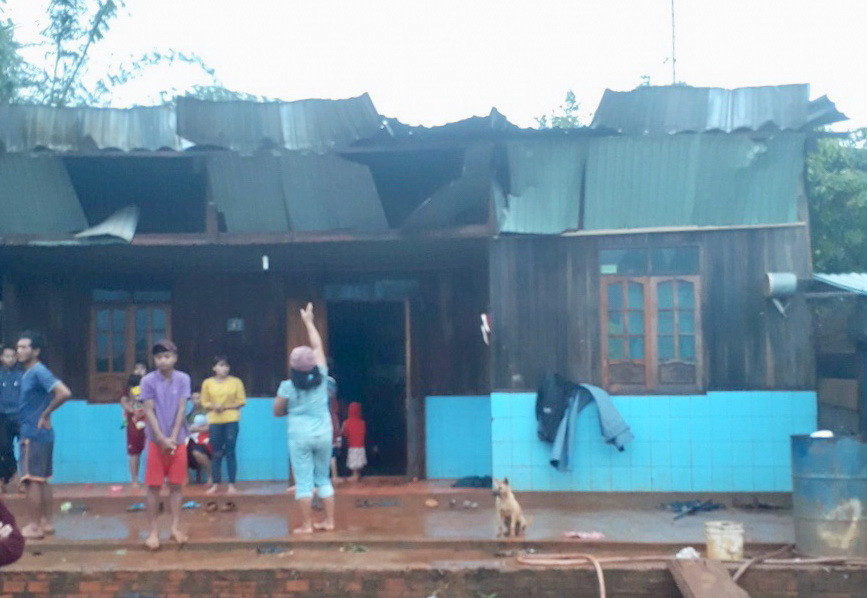 Lốc xoáy kinh hoàng, 41 nhà dân bị tốc mái, hư hại