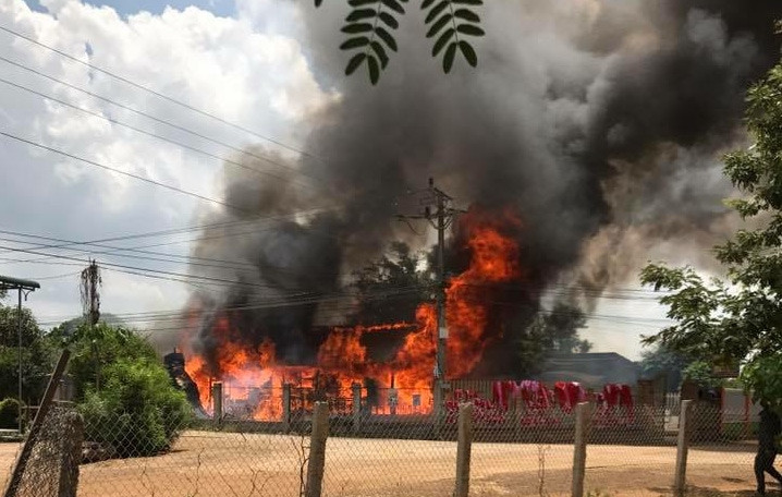 Cháy lớn thiêu rụi nhà dài bằng gỗ