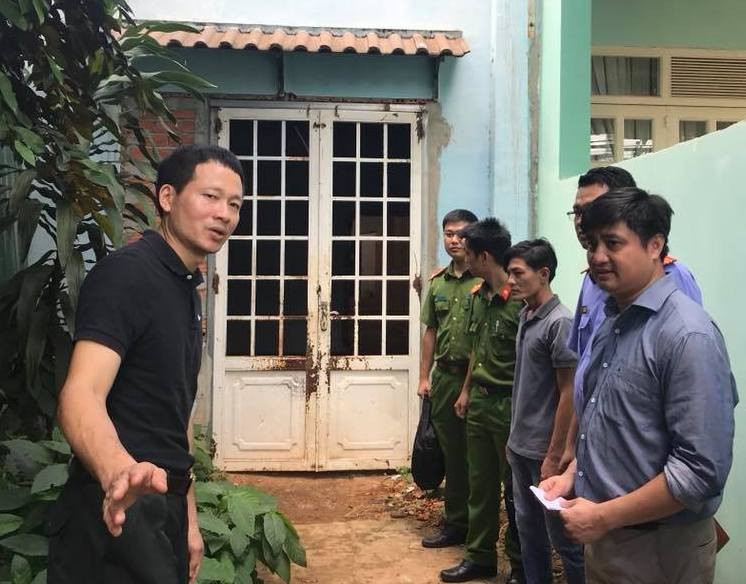 Đại tá Vũ Hồng Văn (bên trái ảnh) chỉ đạo lực lượng công an khám nghiệm hiện trường