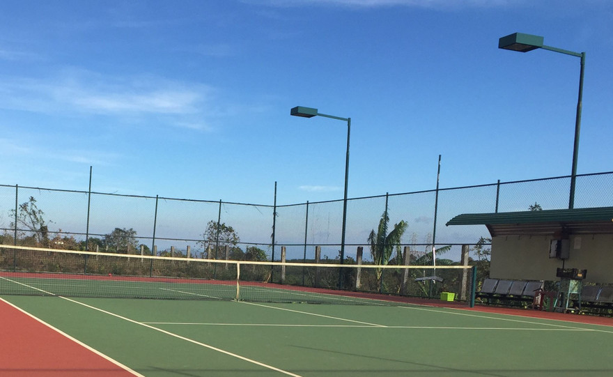 Sân tennis trong khuôn viên trụ sở xã Nhân Cơ. Ảnh LỮ HỒ. 