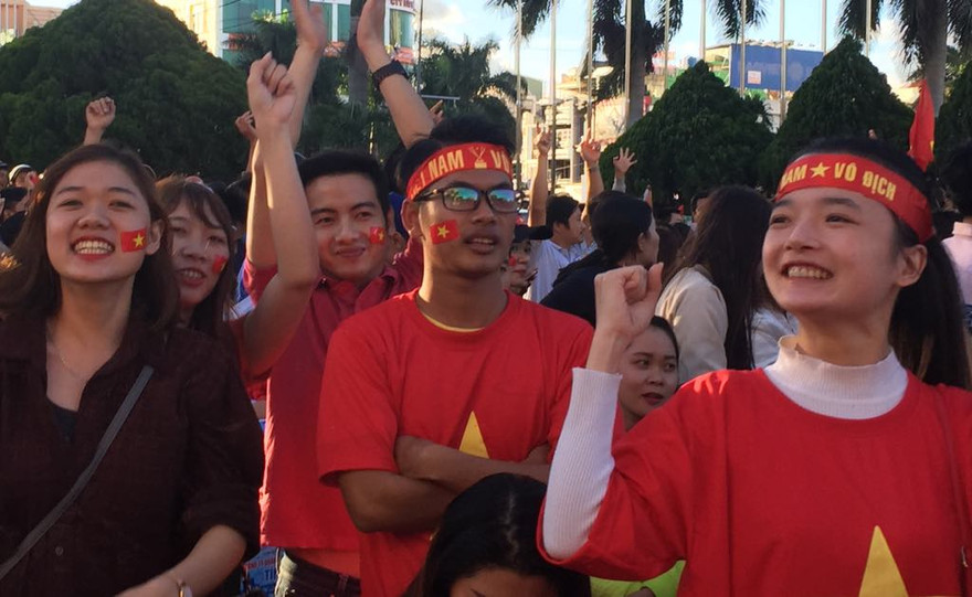 Hàng trăm CĐV Buôn Ma Thuột đội nắng đổ ra đường cổ vũ U23 Việt Nam