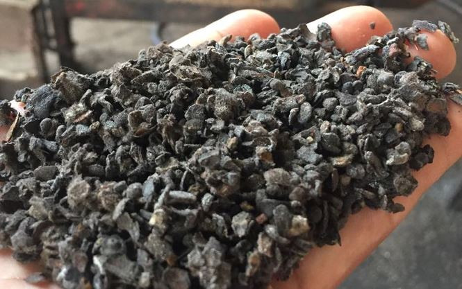 Phế phẩm nhuộm pin dùng để trộn tiêu tại cơ sở của Loan