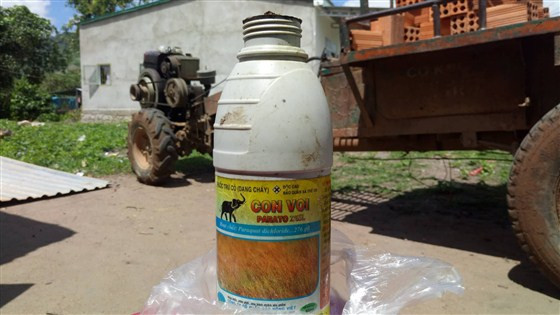 Chai thuốc diệt cỏ Y Khim uống tự tử. Ảnh do cơ quan công an cung cấp.