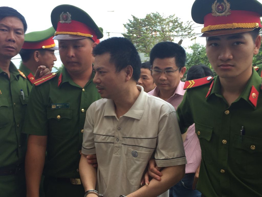 Công an dẫn bị cáo Hiến đến phiên tòa phúc thẩm